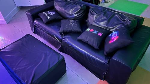 a purple leather couch with pillows on it at Só Mulheres Cobertura Duplex Alto Padrão Shows Ginásio Parque Ibirapuera Jardins Av Paulista Paraíso Vl Mariana in Sao Paulo