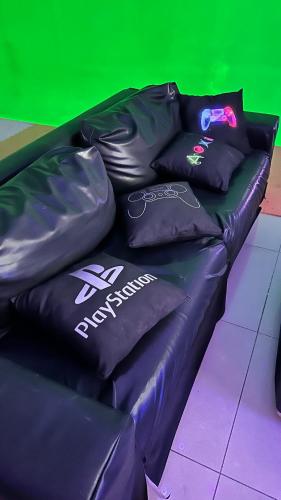 a black bean bag couch in a room with green at Só Mulheres Cobertura Duplex Alto Padrão Shows Ginásio Parque Ibirapuera Jardins Av Paulista Paraíso Vl Mariana in Sao Paulo