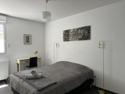 une chambre avec un lit et un tableau au mur dans l'établissement Appartement 6 pers Prado Métro Parking gratuit et Wifi, à Marseille