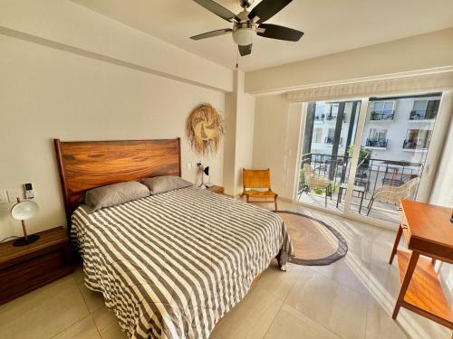 a bedroom with a bed and a ceiling fan at Beach Loft LIFE Bucerías - Zona Dorada in Bucerías