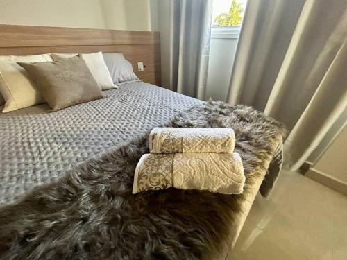 - une chambre avec un lit et une fausse couverture en fourrure dans l'établissement Apartamento novo em Foz, ao lado do Shopping JL, à Foz do Iguaçu