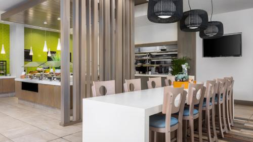 Кухня или мини-кухня в Holiday Inn Resort Fort Walton Beach by IHG
