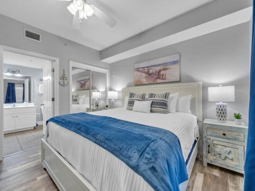 Postel nebo postele na pokoji v ubytování BeachFront-Majestic Beach Resort 1513