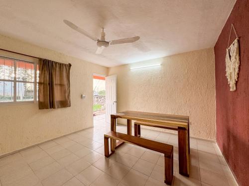 een kamer met een tafel en een bank erin bij Sol y Luna Hospedaje in Valladolid