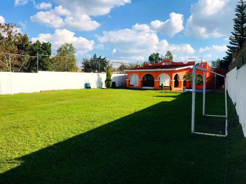 a yard with a basketball hoop in front of a building at Casa de campo tepeyac in El Salto
