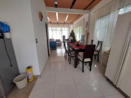 GuamoにあるCasa en condominio Guamo Tolimaのテーブルと椅子のあるダイニングルーム