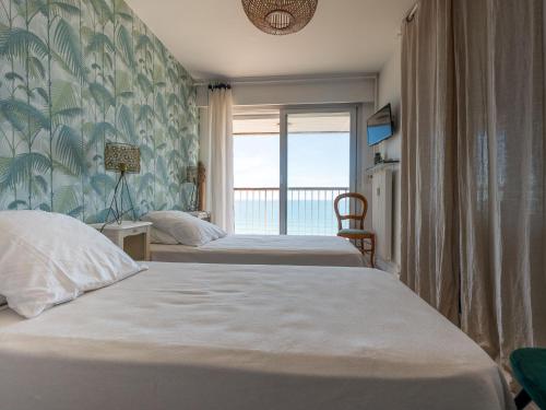 - une chambre avec 2 lits et vue sur l'océan dans l'établissement Appartement 3* face à la plage avec balcon et cuisine équipée - FR-1-197-587, à Les Sables-dʼOlonne