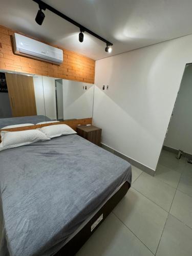 Un dormitorio con una cama grande en una habitación. en Flat indians Parque das nacoes indigenas, en Cuiabá