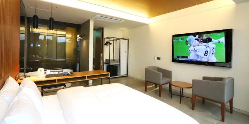TV a/nebo společenská místnost v ubytování Hotel The Wynn