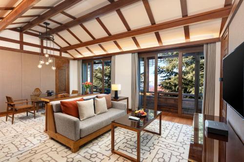 Μια τηλεόραση ή/και κέντρο ψυχαγωγίας στο InterContinental Lijiang Ancient Town Resort by IHG