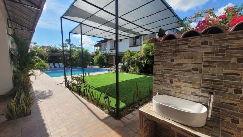 a bathroom with a bath tub on a brick wall at Posada Casa Bonita in Puerto Maldonado