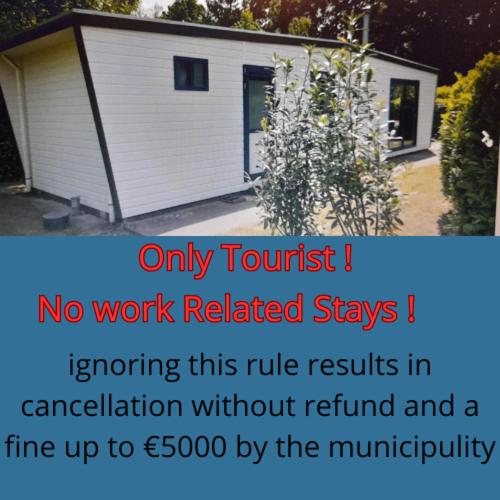 a white garage with ano work related stays advertisement at Chalet Veluwe G10 Veldkamp 4 Personen in Epe