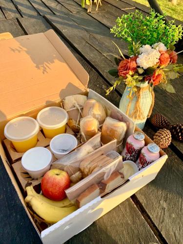 a box of food sitting on top of a wooden table at Chale Joia da Serra 3,5 do Centro de Campos do Jordão - Completo in Campos do Jordão