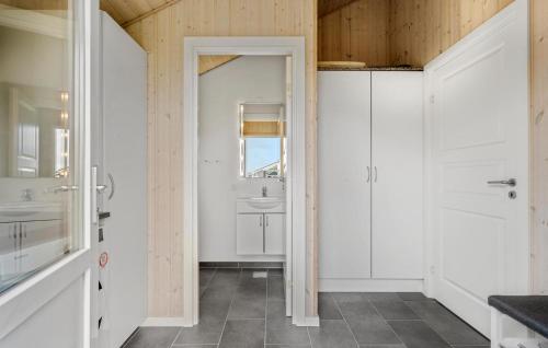 Gorgeous Home In Tarm With Kitchenにあるバスルーム