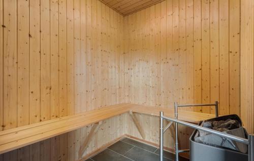 TarmにあるGorgeous Home In Tarm With Kitchenのギャラリーの写真