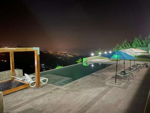 Bazén v ubytování Shmees nebo v jeho okolí