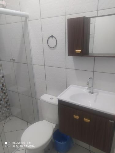 Bilik mandi di Pousada Quarto Deluxe perto da basílica com garagem