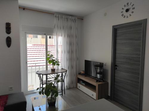 Con terraza y muy cerca de la playa,centro y estación de tren