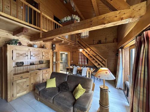 un salon avec un canapé et une table dans l'établissement Chalet familial 10 pièces à Meribel, proche des pistes, avec cheminée et terrasse, 12 personnes - FR-1-180-625, à Les Allues