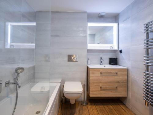 une salle de bain avec toilettes, lavabo et douche dans l'établissement Appartement Familial au Centre de Courchevel Moriond avec Parking et Balcon - FR-1-563-156, à Courchevel