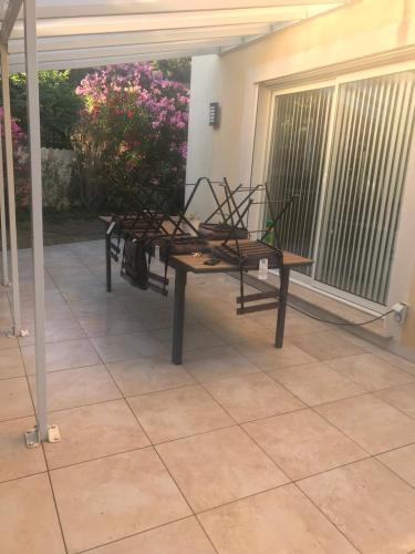 un banc installé au-dessus d'une terrasse dans l'établissement Maison à la campagne avec piscine, à Signes