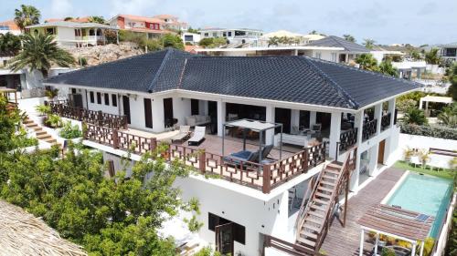 Beautiful Villa with pool near the beach for groups