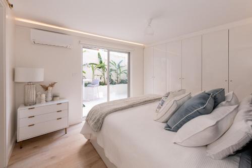 Postel nebo postele na pokoji v ubytování 3 Bedroom Beachfront Manly Garden Apartment