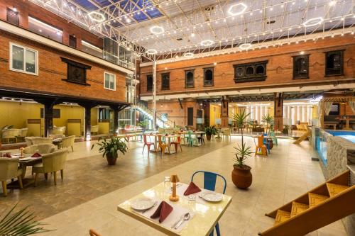 une grande chambre avec des tables et des chaises dans un bâtiment dans l'établissement Hotel Goodwill Patan Durbar Square, Kathmandu, à Katmandou