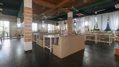 Gallery image of RedDoorz @ Marceily Point Resort Guimaras in Igcauayan