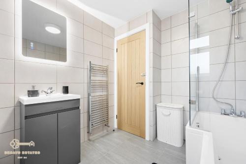 Koupelna v ubytování Entire Modern & Spacious 3BDR home in Manchester right next to Coop Live & Ethiad