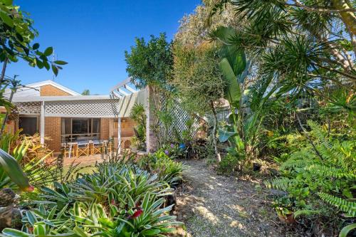 a garden in front of a house with plants at Sunset House on the Hill in Kingscliff
