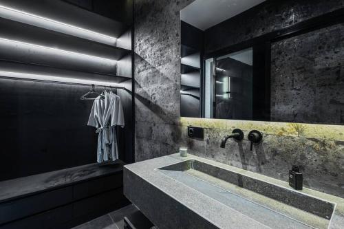 une salle de bain avec un lavabo et un miroir dans l'établissement Luxurious 2 Bedroom Villa Noir, à Canggu