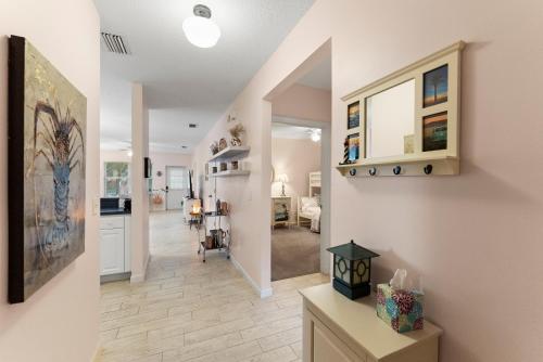 Gambar di galeri bagi Relaxing beach getaway just steps to the shore di Coquina Gables
