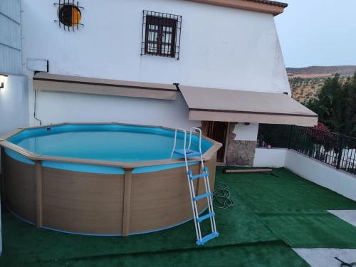 Una pequeña piscina al costado de un edificio. en Villa el Membrillar, en Priego de Córdoba