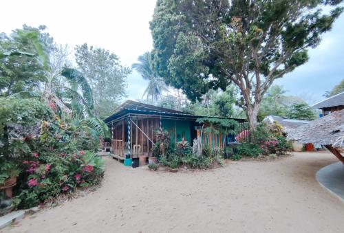 Taman di luar The Clara Beach and Guest House