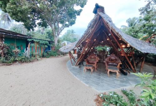 Taman di luar The Clara Beach and Guest House