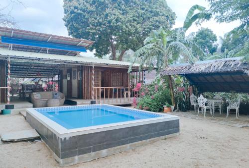 Kolam renang di atau dekat dengan The Clara Beach and Guest House