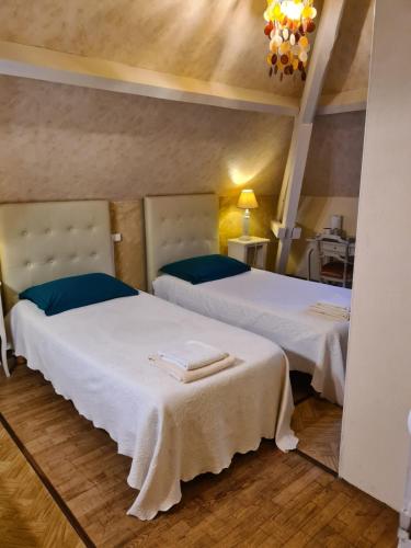 Ένα ή περισσότερα κρεβάτια σε δωμάτιο στο chez gallon chambres d’hôtes