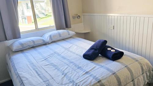 Una cama o camas en una habitación de Barrack Point Holidays
