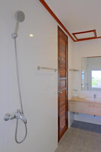 a bathroom with a shower and a sink at Mam Kaibae Hotel in Ko Chang