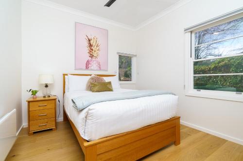 キャンベラにあるSerene 3BR Haven in Ainslie - Ideal Getaway - Hosted by Canstayのベッドと窓のある白い寝室