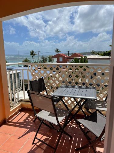 En balkon eller terrasse på Plage St-Anne T4 duplex
