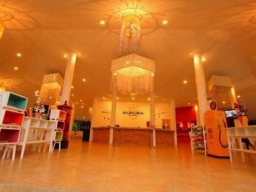 een grote kamer met een winkel met een grote kamer bij Aurora Resort Kanchanaburi in Kanchanaburi