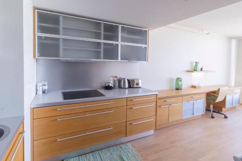 Una cocina o cocineta en Revalia Fahle Airport Bus-Station Apartments with Best views