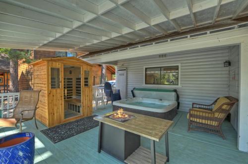 Et opholdsområde på Gray Wolf Lodge Lake Hot Tub