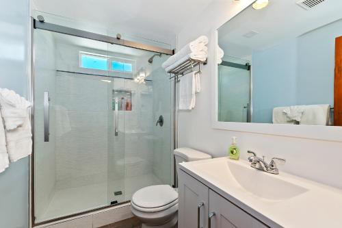 Et badeværelse på Gray Wolf Lodge Lake Hot Tub