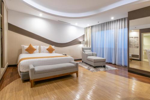 Postel nebo postele na pokoji v ubytování Aston Cirebon Hotel and Convention Center