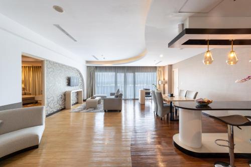 Posezení v ubytování Aston Cirebon Hotel and Convention Center