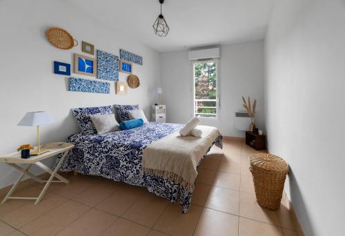 une chambre avec un lit, une table et une fenêtre dans l'établissement L'Eugenie - Appartement design & confort en centre-ville, à Vichy