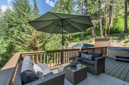 Balkoni atau teres di Raven Haven Lodge by NW Comfy Cabins